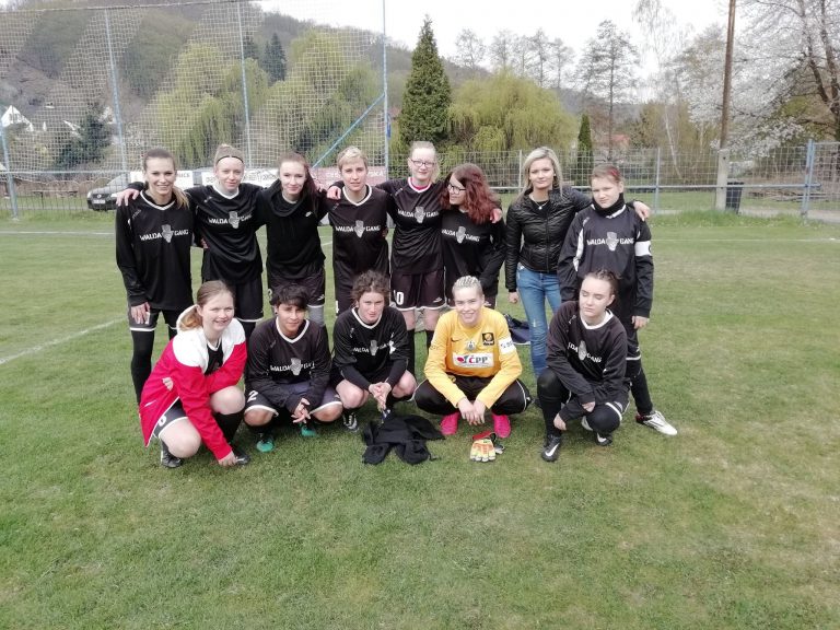 Z haly na trávu rovnou turnajově